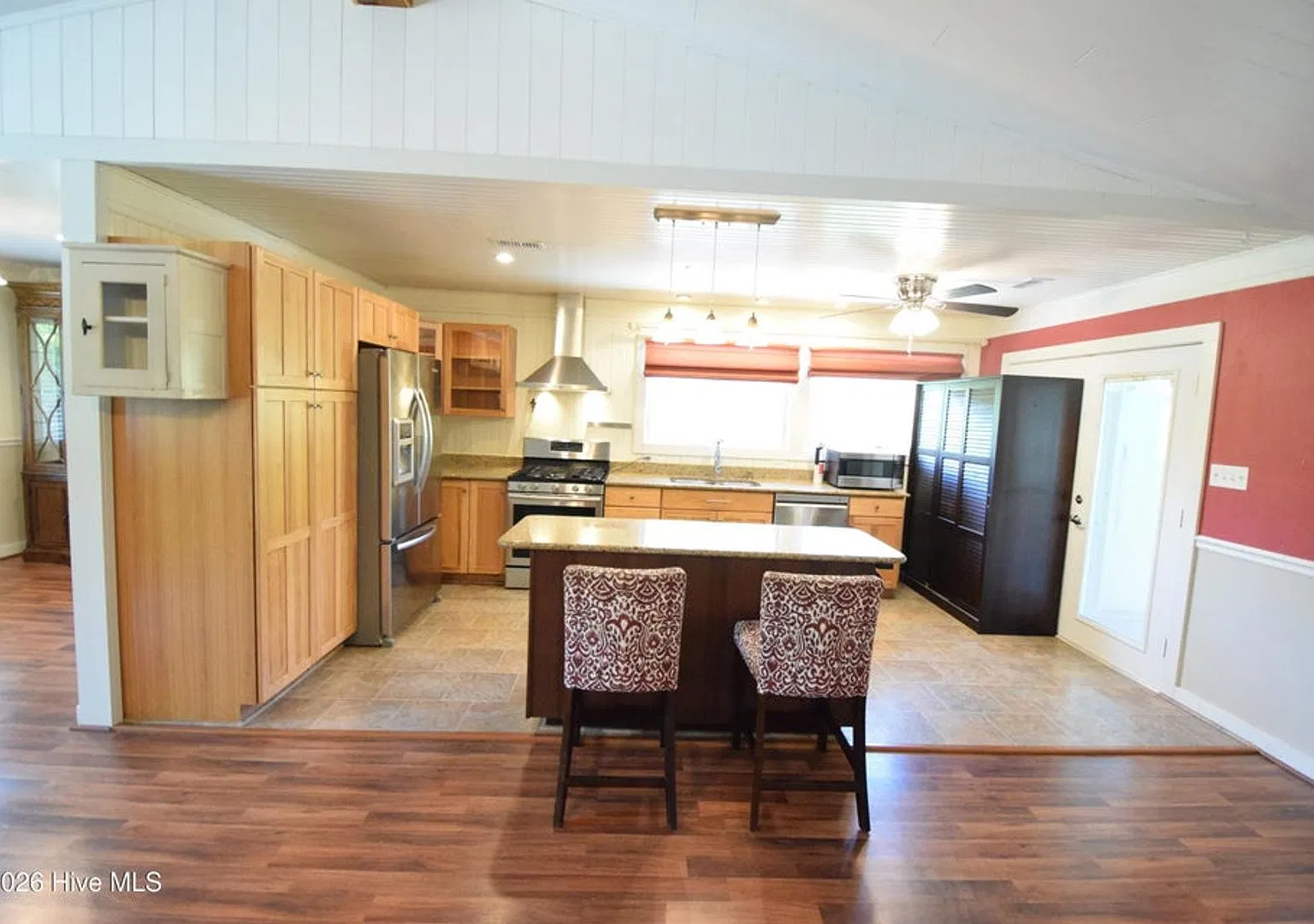 Unique Waterfront Rental with Two Docks and a Six-Car Garage — Photo 4