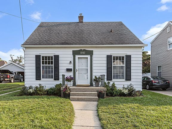 2nd image of 1042 Oaklawn St NE