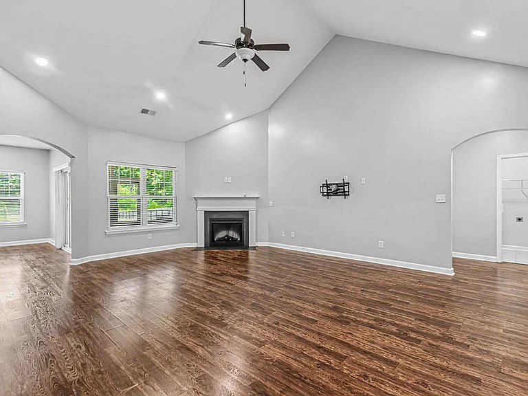 125 Bridgeport Dr — Photo 5