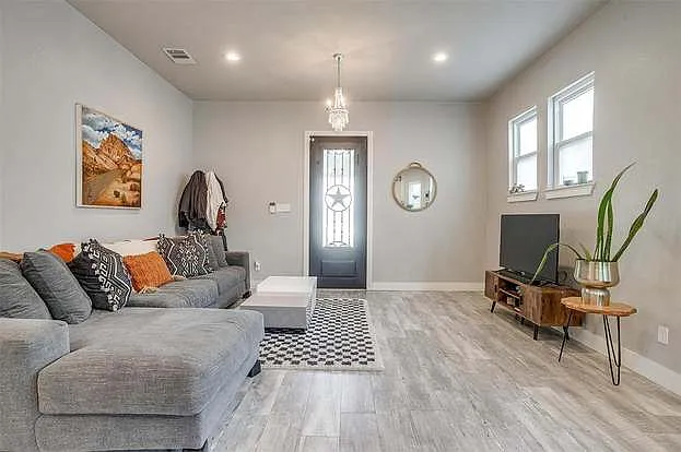 2905 S Jennings Ave — Photo 6