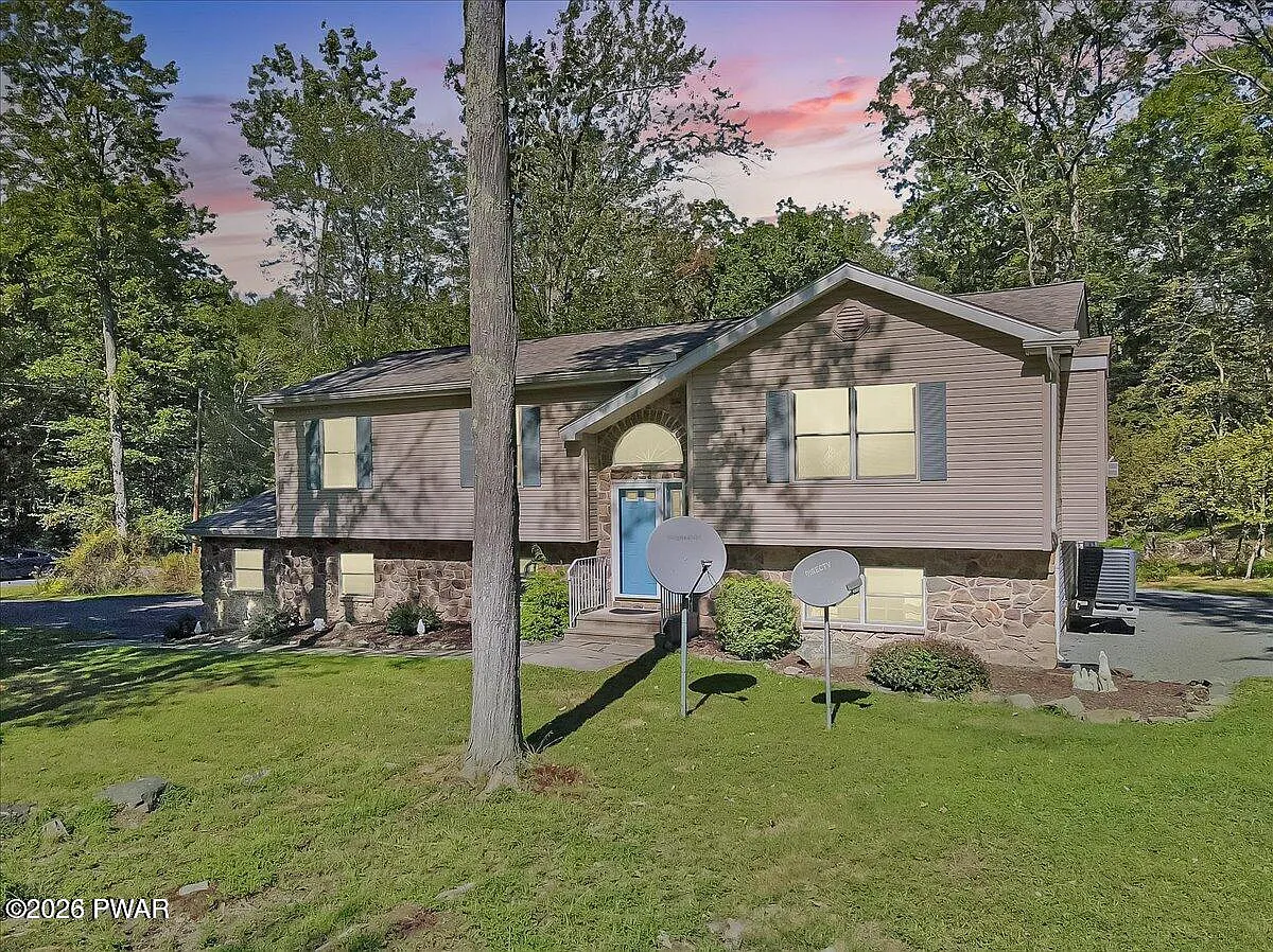 4 bed, 3.0 bath, 2052 sqft, $2,100 — Photo 2
