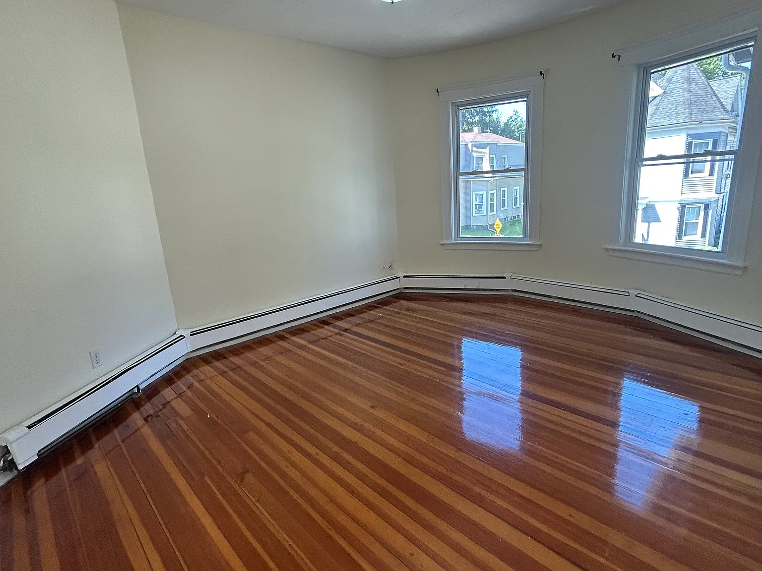 3 bed, 1100 sqft, $3,100 — Photo 2