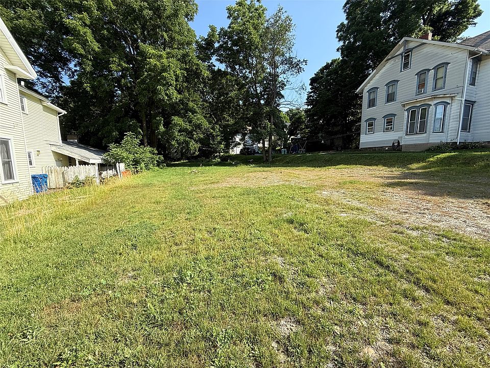1st image of 213 Spring St