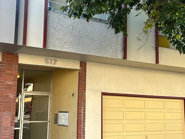 Location, Location! 517 Arguello Bl.#6, just off Geary Bl. is conveniently located near Muni. There are a multitude of shops, cafes and restaurants along nearby Geary Bl. & Clement St. including the best croissant bakery a block away on Arguello.