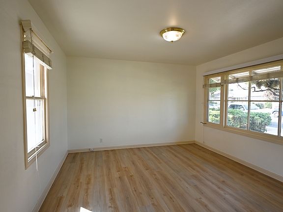 5th image of 967 Elizabeth Dr