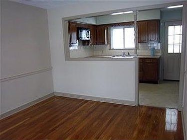 3rd image of 937 Woodford Ave