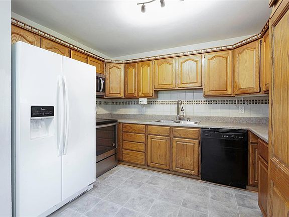5th image of 82 Guylyn Dr