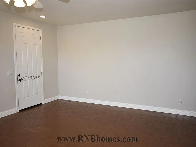 133 Marinette Ct — Photo 4