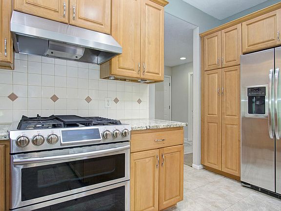 5th image of 6667 Lakeshore Dr