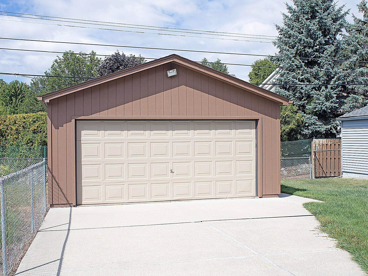 3 bed, 1.0 bath, 1075 sqft, $1,900 — Photo 2