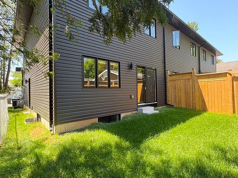 165 Tiffany St — Photo 23