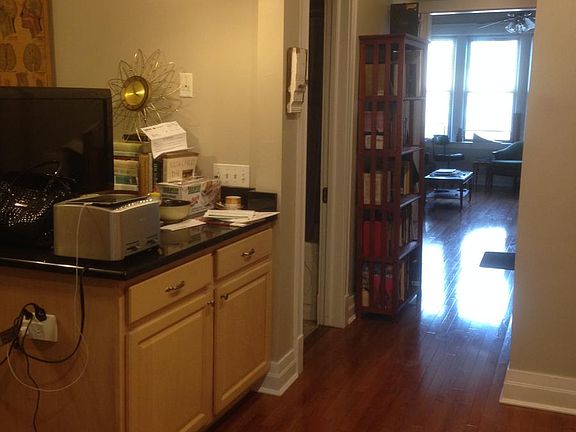 2nd image of 1570 N Hoyne Ave #2