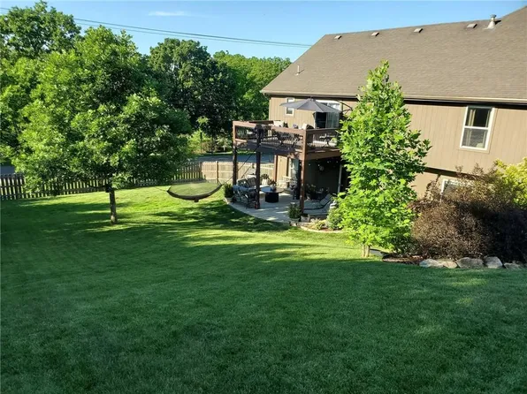 7100 Woodland Dr, Shawnee, KS 66218