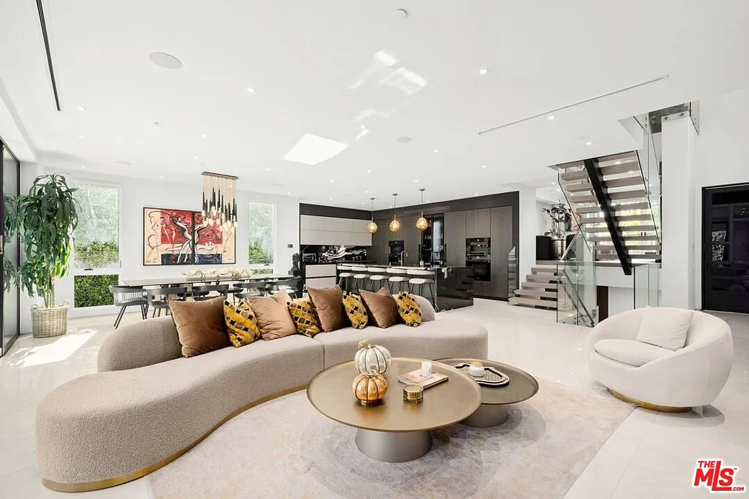 5 bed, 7.0 bath, 6800 sqft, $26,000 — Photo 2