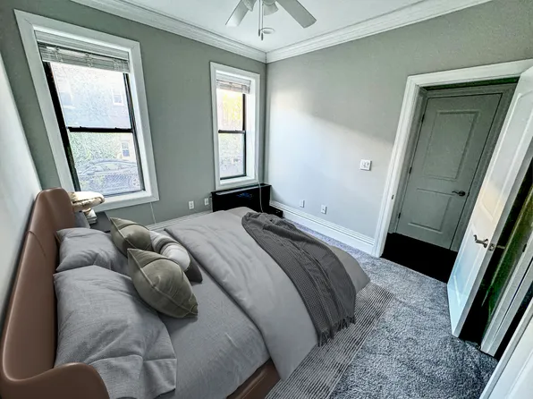 18-25 Ditmars Boulevard image 2 of 6