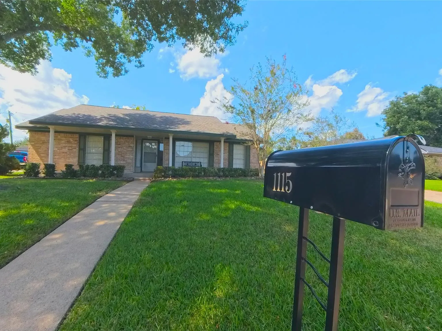 4 bed, 2.0 bath, 1841 sqft, $2,300 — Photo 1