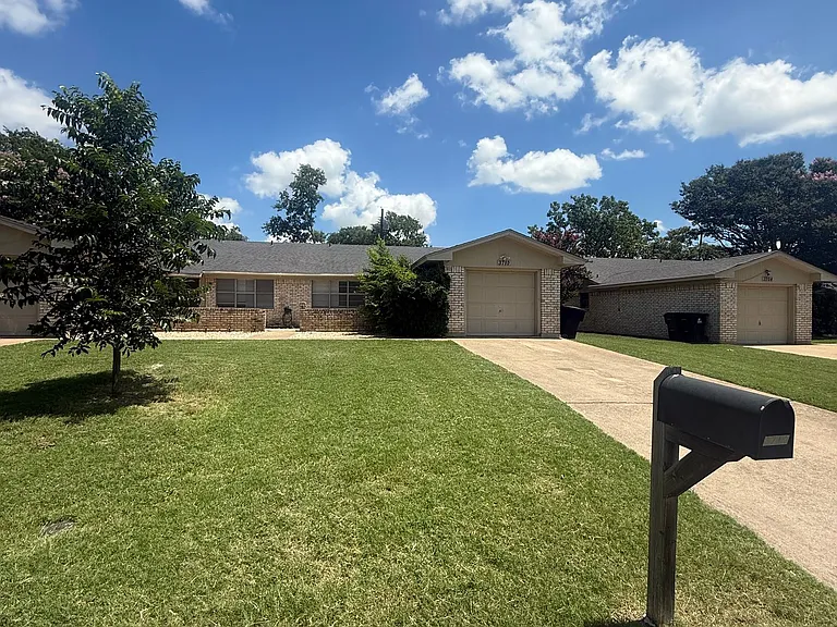 3610 Robinhood Dr — Photo 1