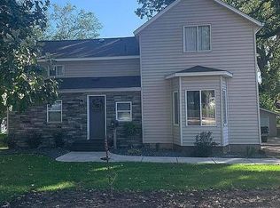 422 3rd St NE, Waseca, MN 56093