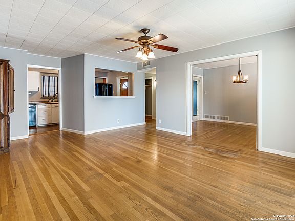 4th image of 350 Cresham Dr