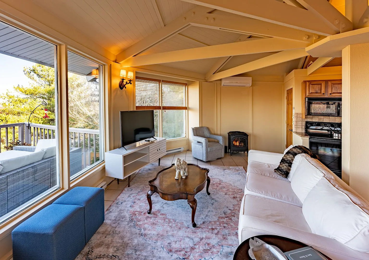 Two Bedroom with Breathtaking Views Overlooking Blue Ridge Mountains — Photo 3