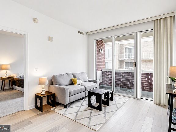3rd image of 880 N Pollard St APT 1006