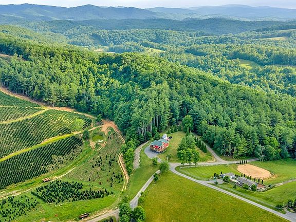 3rd image of 160 Pawpaws Place Road
