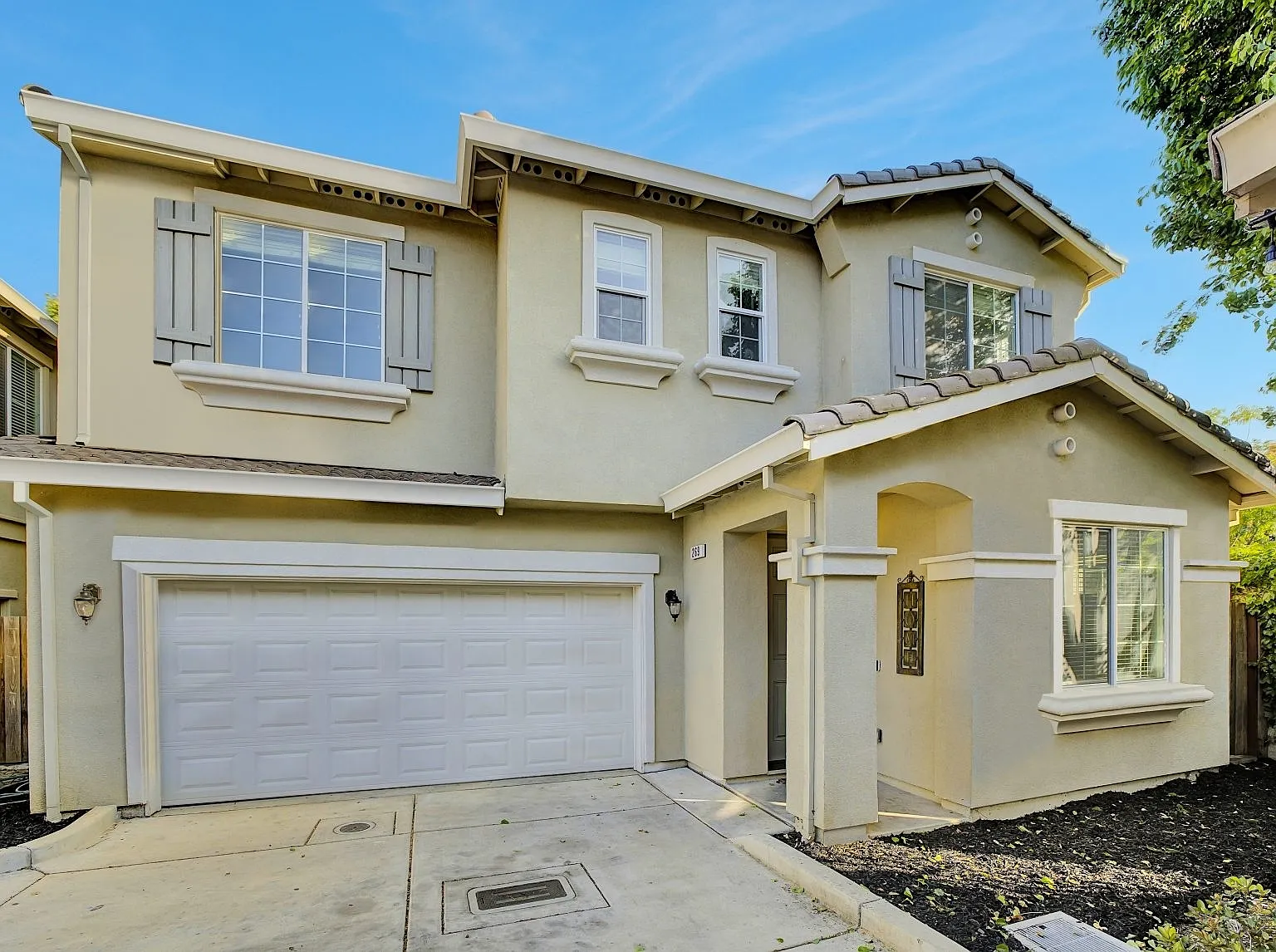 5 bed, 2345 sqft, $3,750 — Photo 1