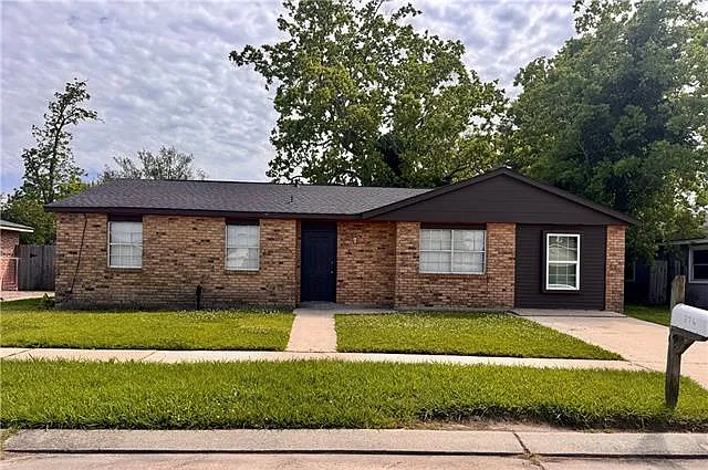 374 Highland Dr — Photo 1