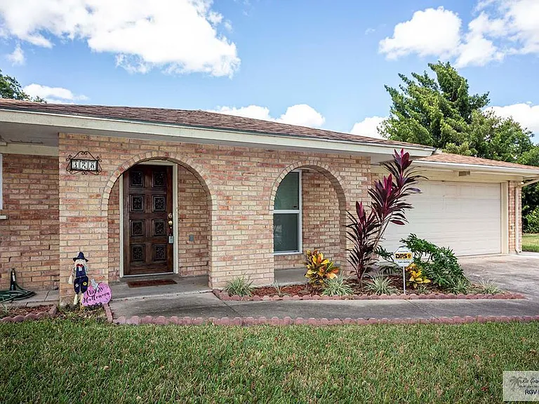 328 Creekbend Dr — Photo 4