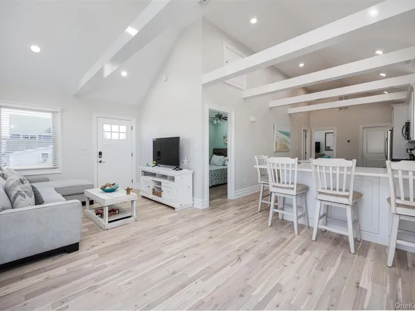 24 Pennsylvania Ave, Long Beach, NY 11561