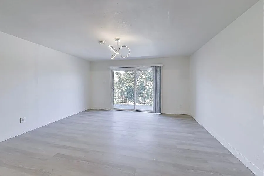 1701 Shoreline Drive — Photo 3