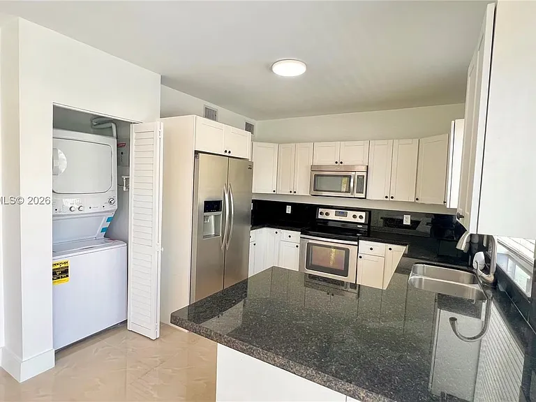 8235 Crespi Blvd #4 — Photo 9