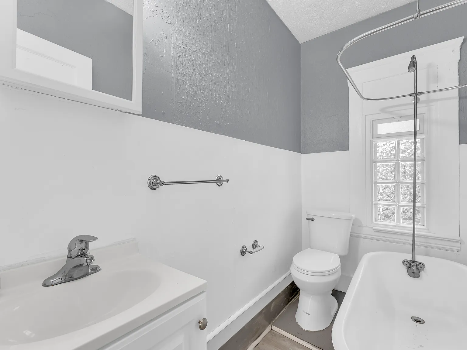 2 bed, 1012 sqft, $999 — Photo 2