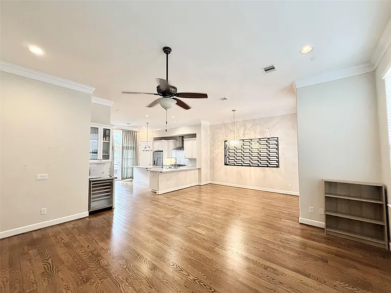 606 Knox St — Photo 8