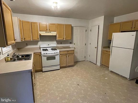4th image of 150 Charles Dr