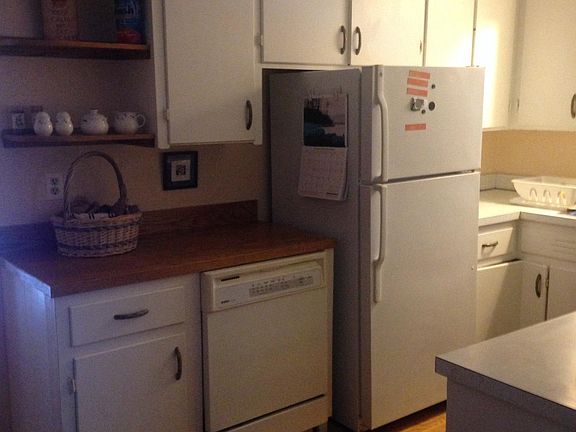 Kitchen: Refrig and Dishwasher