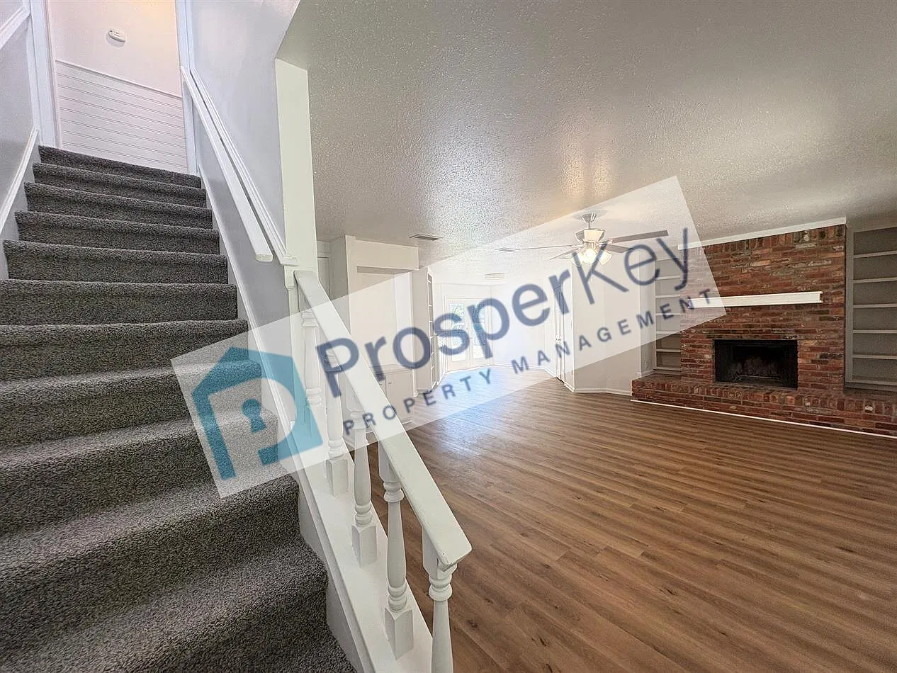 208 Avon Ct — Photo 2