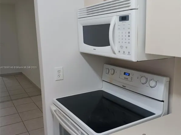 2700 NE 135th St APT 30, North Miami, FL 33181