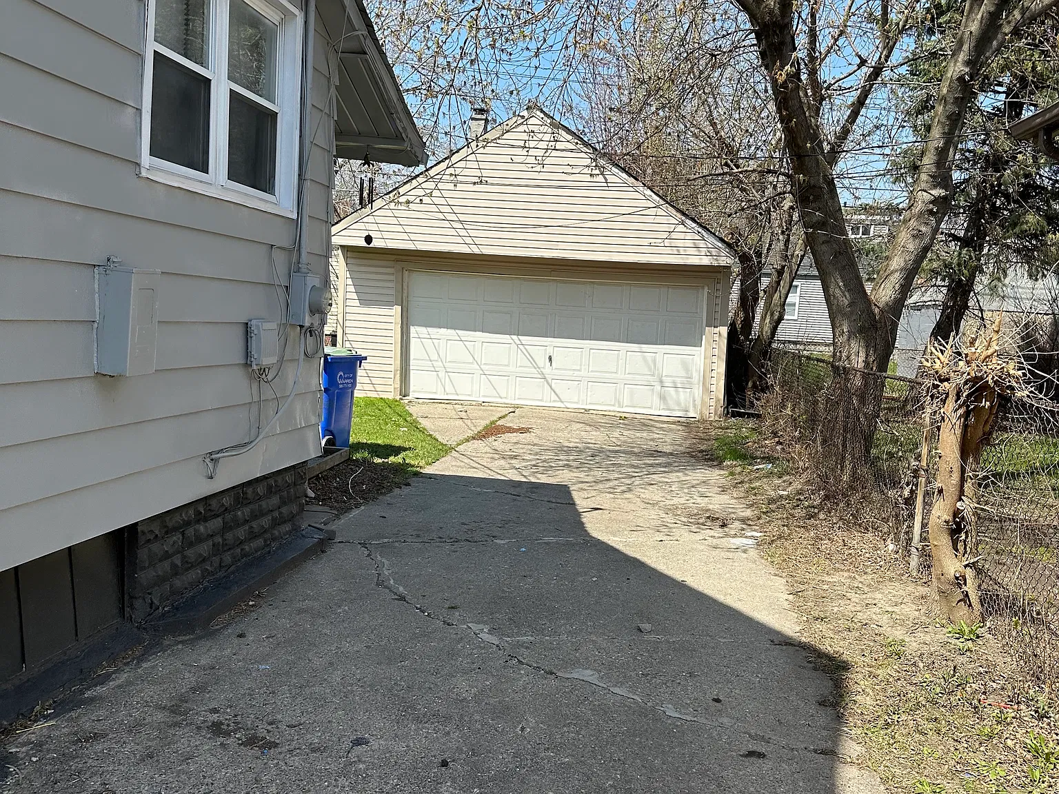 4 bed, 1.0 bath, 1025 sqft, $1,300 — Photo 2