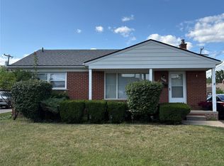 6647 Golfview St, Garden City, MI 48135