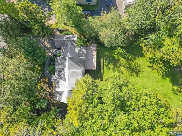 375 Spring Valley Rd, Paramus, NJ 07652