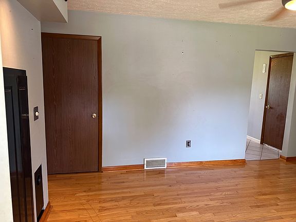 4th image of 138 Maple Ave