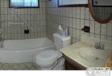 4th image of 9828 Everwood St