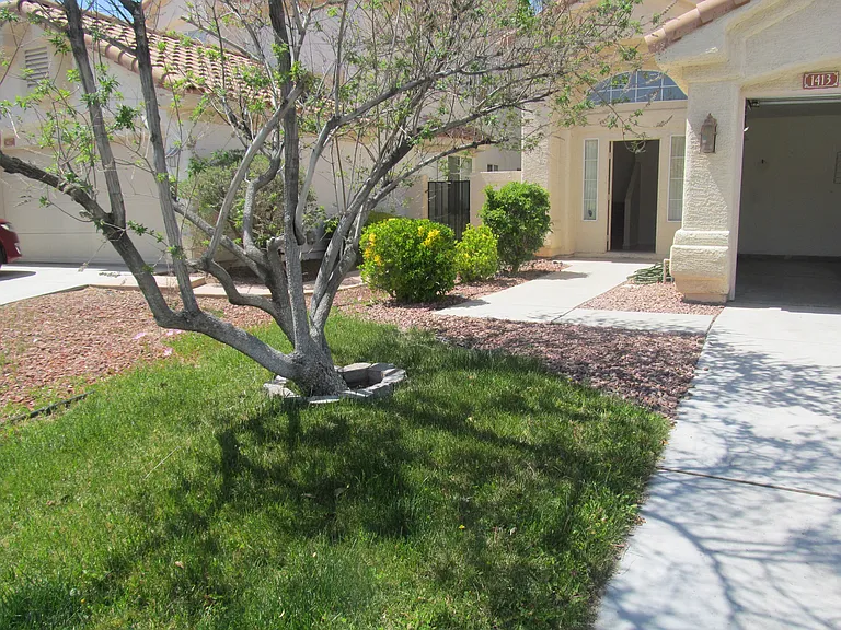 1413 Desert Hills Dr — Photo 2