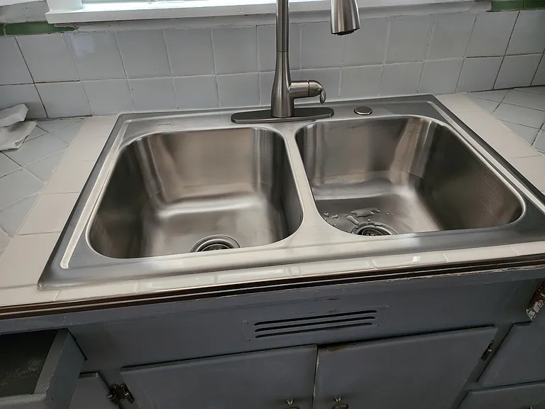 New kitchen sink and faucet as of July 2024.