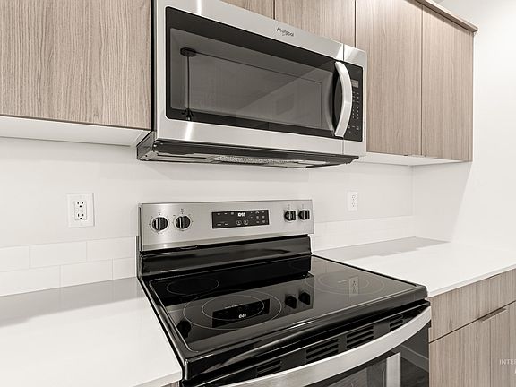 5th image of 10832 Rutland St