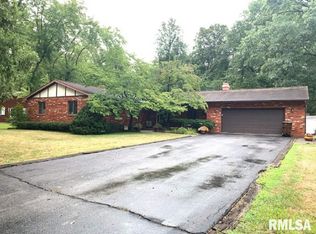 3506 Lake Dr, Taylorville, IL 62568
