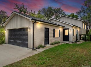 355 N Hospital Rd, Waterford, MI 48327