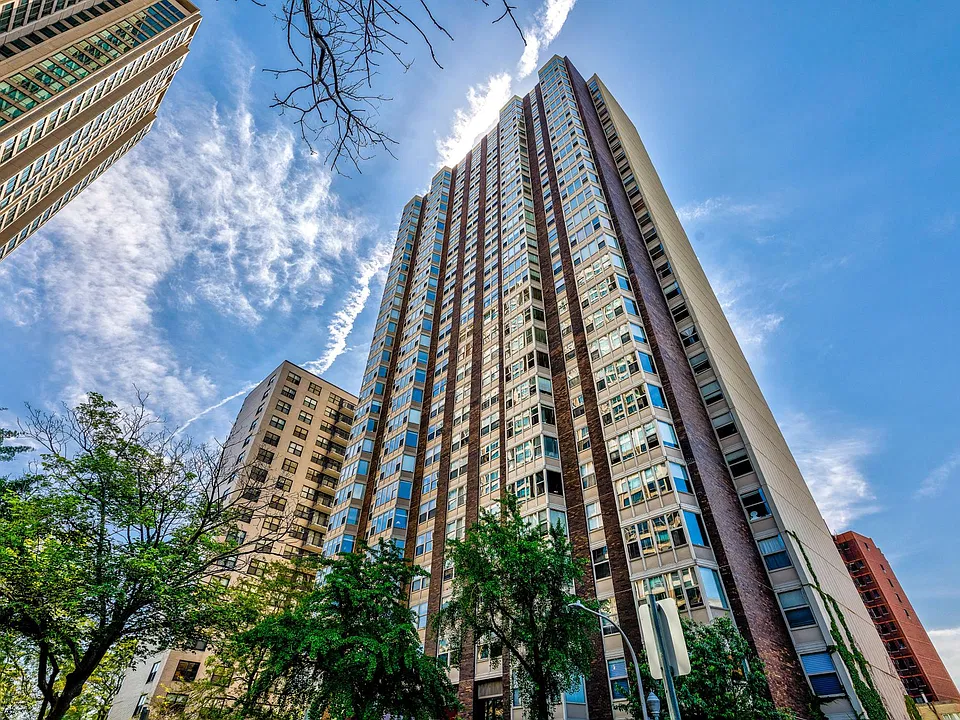 525 W Hawthorne Pl #1207