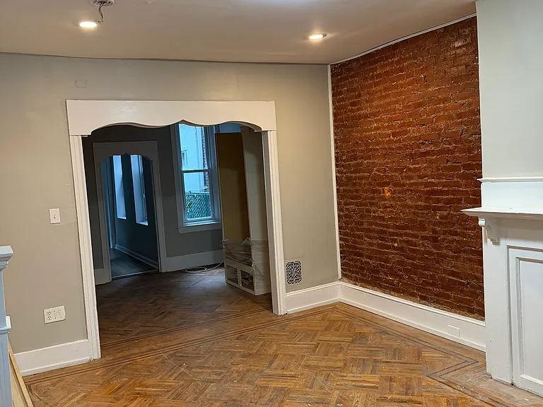 1370 Narragansett St — Photo 16
